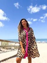 Camisero de corte holgado con estampado de leopardo y detalles en color fucsia en la botonera frontal y el cuello. Posee mangas cortas y cierre frontal con botones.