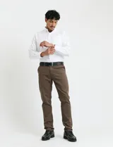 Pantalón de corte clásico confeccionado en algodón sarga con elastano. Presenta bolsillos delanteros inclinados y bolsillos traseros de ribete.