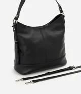 Cartera hobo grande de cuero marrón, marca Satinato, con correa ajustable y detalle de tassel lateral.
