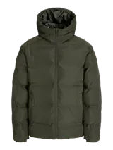 Campera puffer de color verde militar, con capucha integrada, cierre frontal con cremallera y diseño acolchado horizontal. Cuenta con un acabado resistente al agua y puños internos para mayor protección contra el frío.