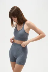 Top deportivo de tejido sin costuras, color gris melange, con escote redondo y breteles finos.