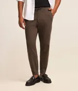Pantalón jogger de algodón color marrón con cintura elástica y cordón ajustable, de corte relajado y puños elastizados.