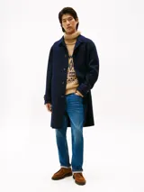 Jean de corte recto clásico, confeccionado en denim azul con lavado medio. Presenta diseño de cinco bolsillos, cierre con botón y cremallera, y detalles distintivos de la marca.