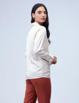 Blusa color beige de satén con cuello con solapa, escote en V y frunces en la parte delantera.