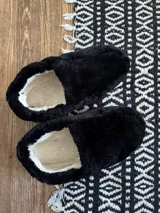 Pantuflas cerradas de cuero lanar color negro con interior de lana natural.