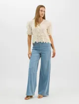 Jegging de denim azul oscuro con silueta estilo palazzo, tiro alto y pierna amplia, con pretina ancha elástica y sin bolsillos frontales.