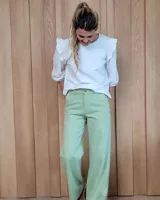 Pantalón de corte recto y tiro alto, color verde menta, con bolsillos laterales y cierre frontal con botón.