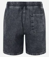 Bermuda de jean para hombre, color gris oscuro con efecto acid wash, cintura elástica con cordón de ajuste, bolsillos y tag aplicado.