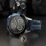 Reloj Maserati Traguardo R8871612046 con caja de acero inoxidable de 45 mm de diámetro, esfera negra con logo Maserati, cristal mineral y correa de silicona azul con logo Maserati. Resistente al agua hasta 10 ATM.