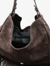 Cartera tipo hobo de cuero color marrón, con diseño de flecos largos en los laterales y la base. Presenta una correa fija para el hombro y un cierre frontal con solapa y hebilla metálica rectangular.