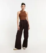 Musculosa básica verde claro de ribana de algodón con textura acanalada y cuello redondo.