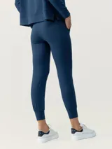 Pantalón estilo jogger de tiro alto, con cintura elástica, bolsillos laterales y puños ajustados en los tobillos.