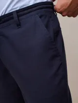 Pantalón azul marino de corte recto, con cintura elástica ajustable con cordón.