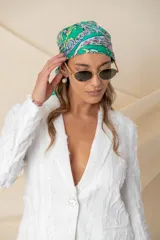 Pañuelo de seda estampado con motivos de arabescos en colores verde, rosa y celeste.