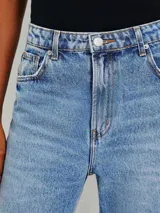 Pantalón de jean celeste de corte recto.