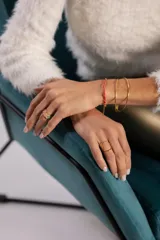 Anillo dorado de acero quirúrgico con forma geométrica irregular.