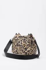 Bolso bandolera Bimba y Lola con estampado de leopardo, confeccionado en nylon. Presenta cierre de cordón ajustable, bolsillos laterales con cierre y correa de hombro regulable en color negro.
