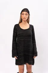 Vestido corto negro tejido con lurex, escote redondo y mangas largas.