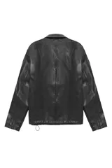 Campera de efecto cuero con cuello camisero, cierre frontal con cremallera y bolsillos laterales amplios. Presenta un diseño de corte recto y acabado liso.