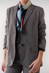 Blazer negro de poliéster, viscosa y spandex, con forro animal print, hombreras, botones frontales y en mangas.