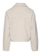 Chaqueta corta color beige con cuello con solapa y bolsillos en el pecho con cierre de botón.