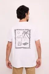 Remera blanca de manga corta y cuello redondo, con gran estampado en la espalda de temática playera dentro de un marco decorativo.