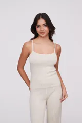 Musculosa de punto color gris claro con textura acanalada y tirantes finos.