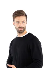 Sweater de punto negro con cuello redondo y textura acanalada en la zona de los hombros.