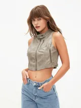 Chaleco corto gris con cierre frontal, cuello alto y bolsillos con cierre.