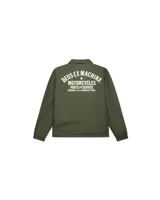 Campera verde militar estilo coach con cuello clásico, cierre con botones a presión, bolsillos laterales y puños elásticos. Estampado con el logo de la marca Deus Ex Machina en el pecho.