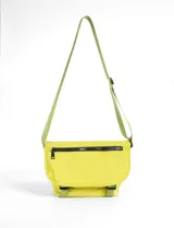 Bandolera amarilla con correa verde regulable, cierre superior con cremallera y bolsillo frontal con cremallera.
