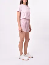 Short deportivo negro de tiro alto con cintura elástica fruncida y corte holgado.