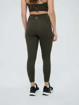 Calza deportiva larga Umbro para mujer, de color verde militar, tiro alto y diseño ajustado.