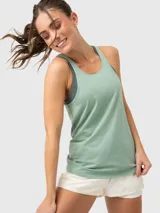Musculosa deportiva de color verde agua, con diseño de espalda rebajada y ajuste holgado. Confeccionada en tejido técnico de secado rápido.