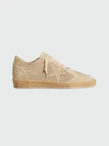 Championes Golden Goose modelo Ball Star, confeccionados en gamuza color beige con diseño perforado en toda la superficie. Presentan una estrella lateral característica, cordones al tono y una suela de goma con costuras visibles.