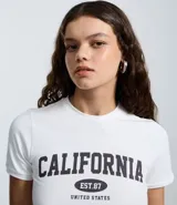 Remera de algodón con elastano, de corte ajustado y cuello redondo. Presenta estampado frontal con la inscripción California.