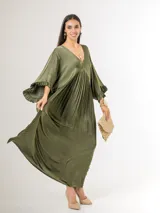 Vestido largo de satén italiano color verde militar, con escote en V profundo, corte oversized de caída amplia y fluida, y mangas tres cuartos con detalles de volados en los puños.