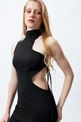 Vestido mini negro ajustado al cuerpo, con cuello halter, abertura en el pecho y cut-outs laterales con lazos ajustables.