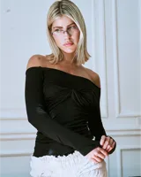 Top negro de mangas largas con escote off-shoulder y frunces en el busto.
