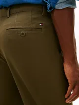 Pantalón chino de sarga para hombre, color verde militar, de corte recto y confeccionado en mezcla de algodón y elastano. Cuenta con cierre de cremallera y botón, bolsillos diagonales en la cintura y bolsillos traseros ribeteados.