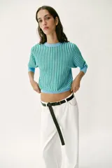 Sudadera de punto con cuello redondo y manga larga, de diseño a rayas verticales celestes y verdes, con puños y ribetes lisos en color celeste.