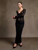 Falda larga negra de encaje con cintura elástica.