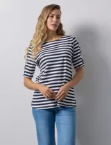 Remera de algodón a rayas horizontales blancas y negras, con cuello redondo y mangas cortas con aberturas entrelazadas.