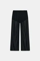 Pantalón negro de tiro alto con cintura elástica y pierna recta. Confeccionado en tela semitransparente, con forro corto interior a tono.