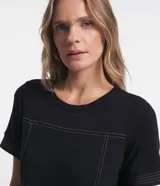 Blusa fucsia de viscosa con cuello redondo y mangas cortas. Presenta costuras contrastantes en el frente y los hombros.