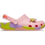 Zuecos Crocs Classic Clog con diseño de Patricio Estrella de Bob Esponja, color rosa con detalles en verde y lila. Incluyen charms Jibbitz temáticos y texto en la correa trasera.