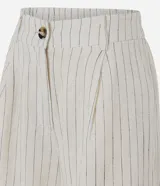 Bermuda femenina de viscolino con diseño a rayas, corte en A, frente cruzado con botón visible y cintura elastizada en la espalda.