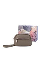Monedero compacto de símil cuero color beige, con doble compartimento principal con cierre y un bolsillo frontal con cierre. Incluye una correa de mano lateral.