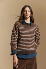 Sweater de punto con diseño de rayas horizontales en tonos tierra, con textura acanalada y cuello redondo. Presenta un corte relajado y mangas largas.
