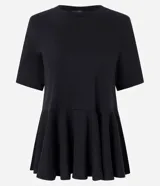 Blusa femenina de manga corta y cuello redondo, color negro, confeccionada en algodón. Presenta un corte levemente entallado con recorte en la cintura y un volado estilo peplum en el bajo.